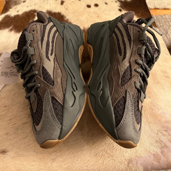 Adidas Yeezy Boost 700 V2 ‘Geode’ 🪨 - Picture 3 of 10
